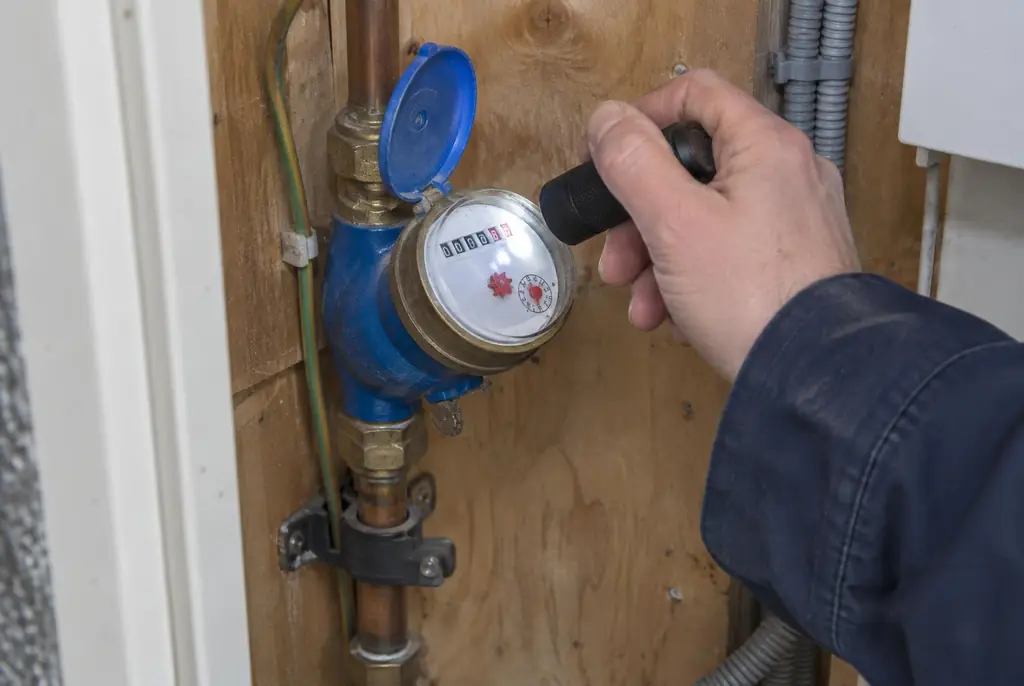 Lekdetectie Beesd – watermeter in de meterkast controleren met een zaklamp